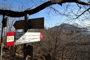 40 Dal Pertus indicazioni con vista per il Monte Tesoro...